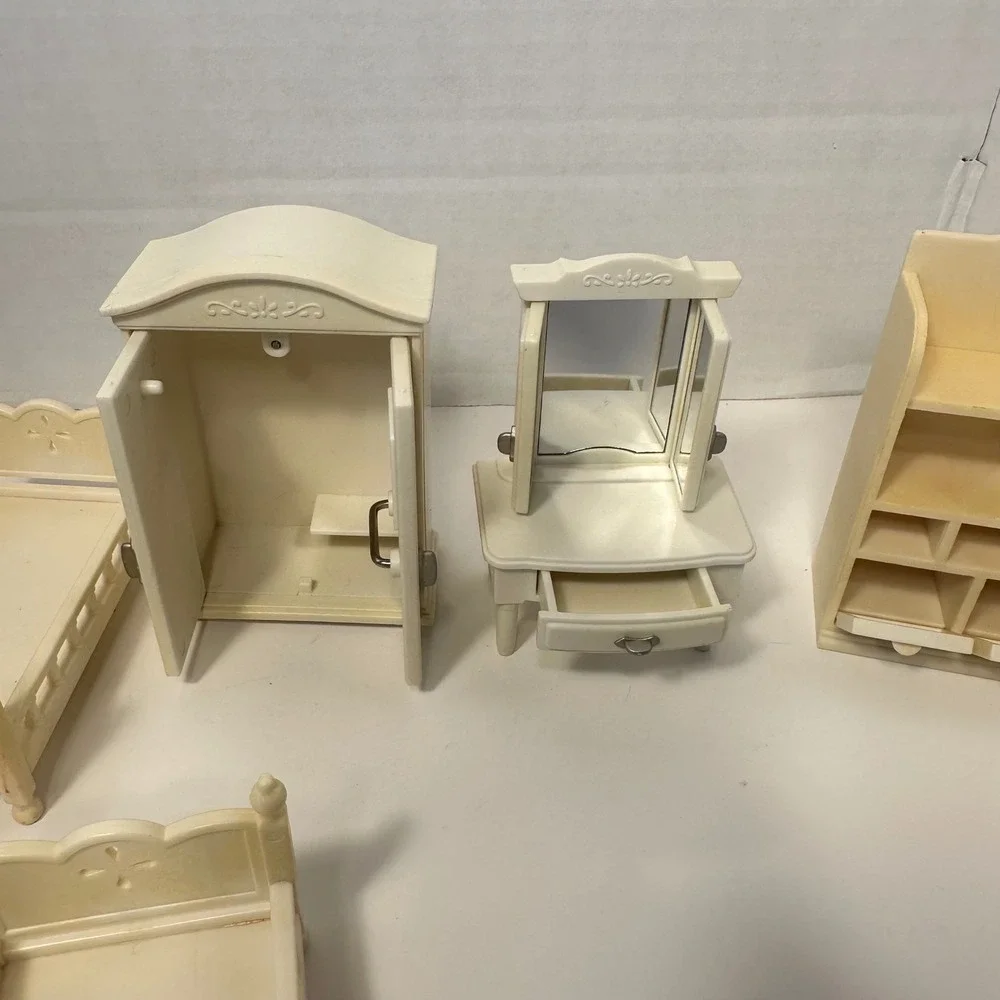 Vintage Sylvanian Families Bedroom Furniture Lot 13 Pieces Beds Vanity